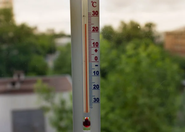 Medición de la temperatura del aire en el termómetro street.window — Foto de Stock