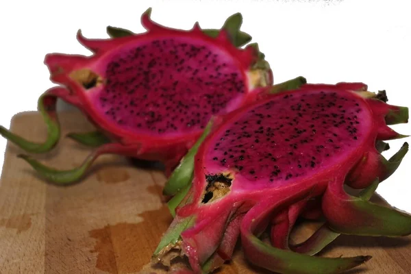 Beyaz üzerine izole edilmiş tropik meyve, pembe pitahaya. Arka plan için ejderha meyvesine yakın çekim