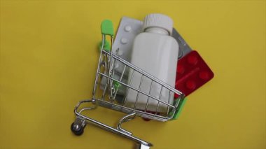 Alışveriş arabasına ilaçlarla yaklaşıyoruz. Ürün ve uyuşturucu siparişi veriyoruz..