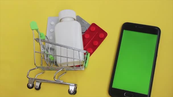 Ordinare beni e farmaci online con la consegna. telefono schermo verde in cornice — Video Stock