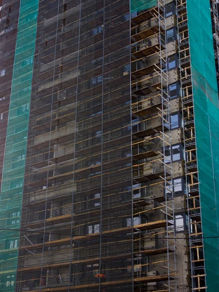 Bouwers Bouwen Een Huis Met Meerdere Verdiepingen Steigers Materialen — Stockfoto