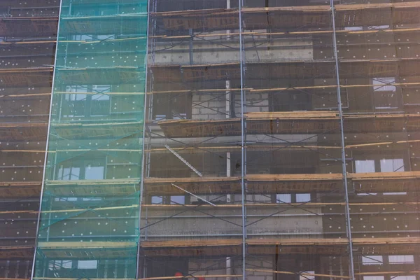 Bouwers Bouwen Een Huis Met Meerdere Verdiepingen Steigers Materialen — Stockfoto