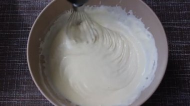  Karıştırıcı krep hamurunu karıştırıyor. 
