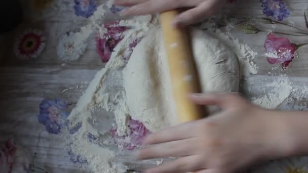Rulla ut degen för påskkakan.rulla ut pizza dough.international pizza dag 9 februari — Stockvideo
