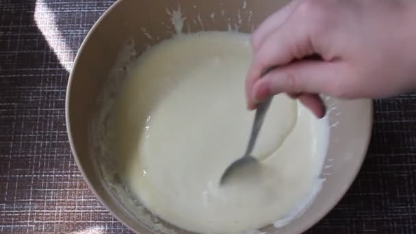 Egy kéz keveri a palacsinta tészta — Stock videók