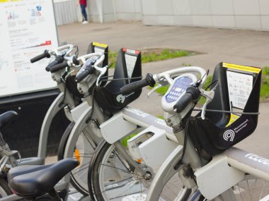 Motosiklet ya da scooter park etmek, şehirde çevre taşımacılığı. Her gün bisikletle taşınıyorum. Sokak parkında bisiklet. Karantinadan sonra yarısı boş bisiklet. Rusya, Moskova-06.20.2020