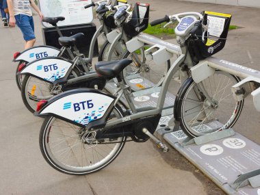 Motosiklet ya da scooter park etmek, şehirde çevre taşımacılığı. Her gün bisikletle taşınıyorum. Sokak parkında bisiklet. Karantinadan sonra yarısı boş bisiklet. Rusya, Moskova-06.20.2020