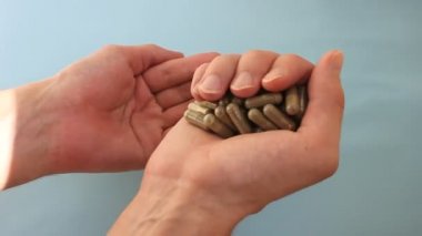 Kapsüllerdeki klorella süper yemek. Sebze besin takviyesi klorella.kapsüller bir elden diğerine aktarılır.