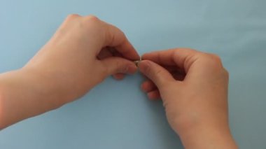 Kapsüllerdeki klorella süper yemek. Bitkisel besin takviyesi klorella.Eller kapsülü kırar ve barutu dökerim.