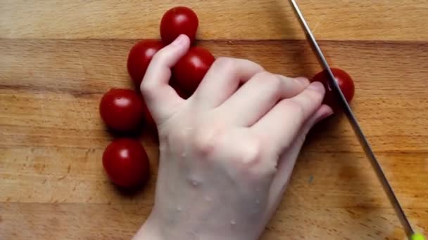 Pizza maison étape par étape instruction.DIY pizza étape 5.hacher délicatement les tomates. Femmes mains coupant la tomate — Video