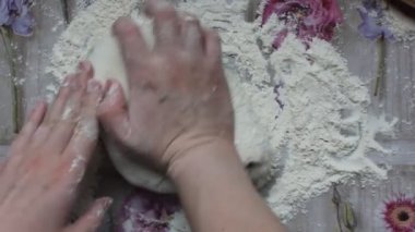 Paskalya pastası için hamur ayır. 9 Şubat 'ta uluslararası pizza günü.