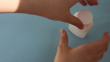 Kapsüllerdeki klorella süper yemek. Sebze besin takviyesi klorella.Kapsüller şişeden ellere dökülür.