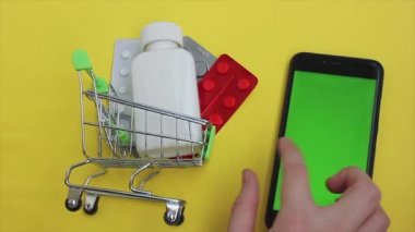 Teslimatla internetten mal ve uyuşturucu sipariş etmek. Çerçevede yeşil ekran telefon