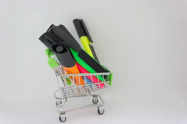 Rynek Szkolny Zakup Supermarkecie Koncepcja Zaopatrzenia Szkoły Kosz Zakupy Farbami — Zdjęcie stockowe