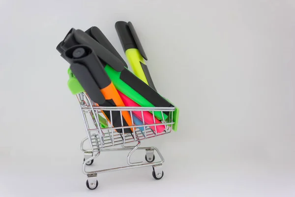 Rynek Szkolny Zakup Supermarkecie Koncepcja Zaopatrzenia Szkoły Kosz Zakupy Farbami — Zdjęcie stockowe