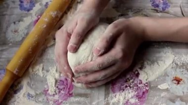 Elinde un tutan biri. Pizzacı. Ev yapımı pizza, adım adım. Birinci adım, pizza hamurunu çıkar. ev yemeği