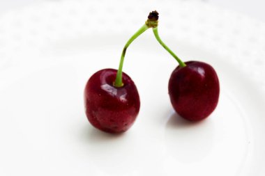 İki ayrı kırmızı olgun ve tatlı kiraz. Kopyalama alanı.