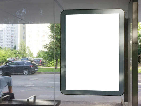 Реклама на автобусной остановке в течение дня макет — стоковое фото