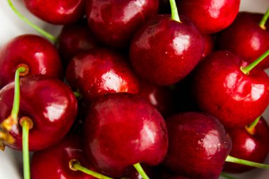 Bir sürü taze kiraz meyvesi ve su damlaları, yakın çekim. Olgun kiraz yığını. Büyük bir taze kırmızı kiraz koleksiyonu. Olgun kiraz dokusu arkaplanı