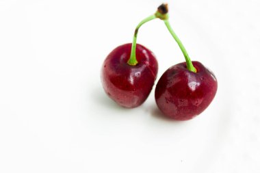 İki ayrı kırmızı olgun ve tatlı kiraz. Kopyalama alanı..