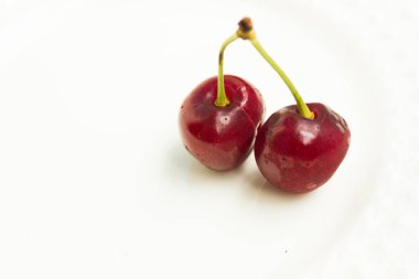 İki ayrı kırmızı olgun ve tatlı kiraz. Kopyalama alanı..