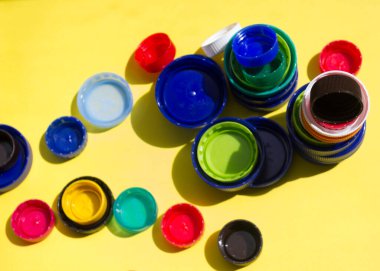 Konu bileşiminde denge kavramı olarak denge. Ayrı çöp toplama. Ayrı plastik kaplama koleksiyonu..