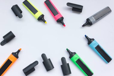 Beyaz arkaplanda renkli fosforlu kalemler. Açık kapaklı çok renkli işaretler beyaz arkaplan kopyalama boşluğunda izole edilmiş..