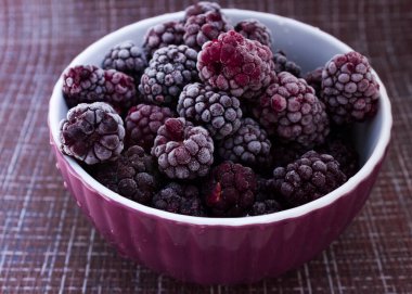 Donmuş yiyecek, donmuş böğürtlen, donmuş böğürtlen. Donmuş Blackberry Yakın Çekimi.