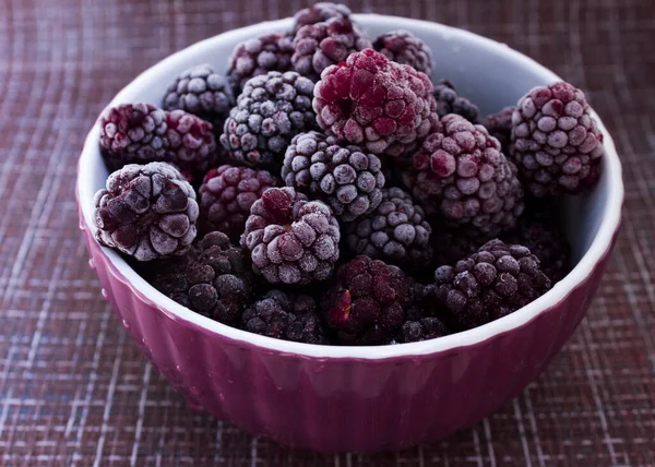 Donmuş yiyecek, donmuş böğürtlen, donmuş böğürtlen. Donmuş Blackberry Yakın Çekimi.