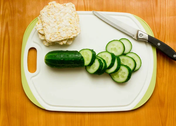 Sağlıklı Bir Kahvaltı Sandviçi Hazırlamak Için Talimatlar Birinci Adım Salatalığı - Stok İmaj