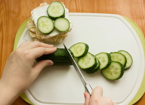 Sağlıklı Bir Kahvaltı Sandviçi Hazırlamak Için Talimatlar Kinci Adım Salatalıkları Telifsiz Stok Fotoğraflar