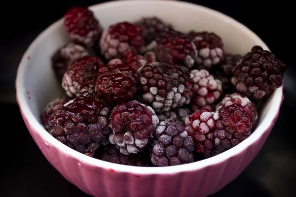 Donmuş yiyecek, donmuş böğürtlen, donmuş böğürtlen. Donmuş Blackberry Yakın Çekimi.
