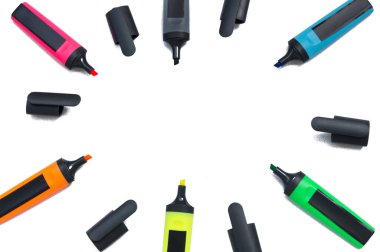 Beyaz arkaplanda renkli fosforlu kalemler. Açık kapaklı çok renkli işaretler beyaz arkaplan kopyalama boşluğunda izole edilmiş..