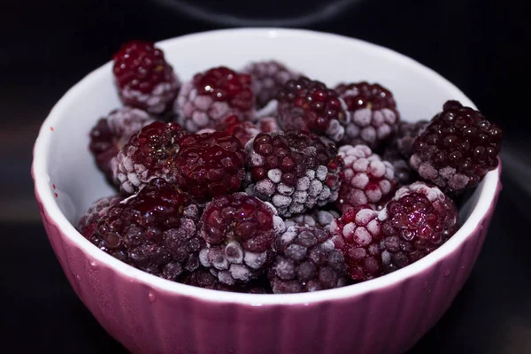 Tiefkühlkost, gefrorene Brombeeren, gefrorene Beeren. Gefrorene Blackberry-Nahaufnahme — Stockfoto