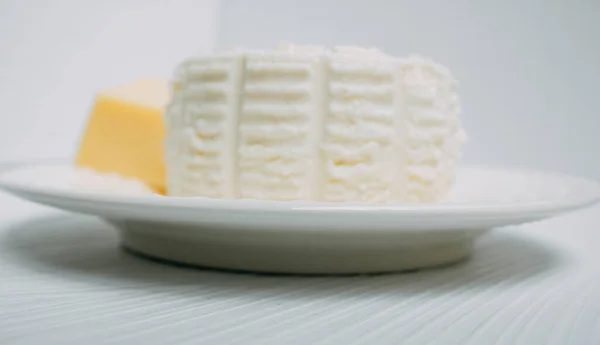 Homemade milk cheese and store-bought cheese — Stock Photo, Image