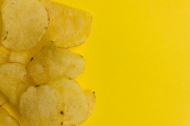 Sarı arka planda patates cipsi..
