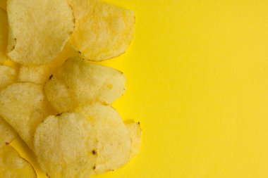 Sarı arka planda patates cipsi.