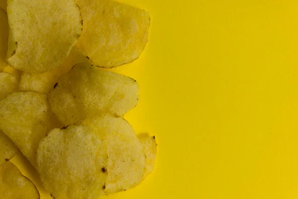 Sarı arka planda patates cipsi.