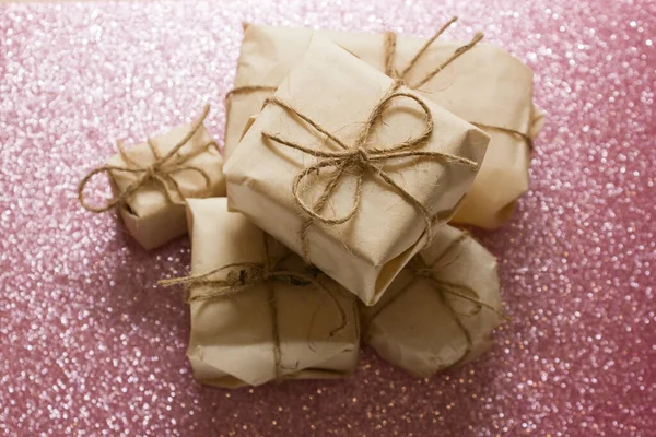 Noel hediyesi olarak İskandinav usulü paketleniyor. Minimalist ve çevre dostu hediye paketi. Kalp şeklinde Noel şekeri kamışı. — Stok fotoğraf