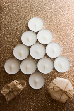 Noel hediyesi olarak İskandinav usulü paketleniyor. Minimalist ve çevre dostu hediye paketi. Küçük mumlardan yapılmış Noel ağacı.