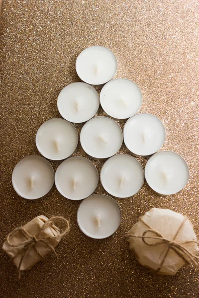 Noel hediyesi olarak İskandinav usulü paketleniyor. Minimalist ve çevre dostu hediye paketi. Küçük mumlardan yapılmış Noel ağacı.