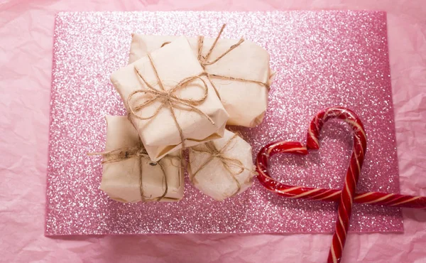 Noel hediyesi olarak İskandinav usulü paketleniyor. Minimalist ve çevre dostu hediye paketi. Kalp şeklinde Noel şekeri kamışı. — Stok fotoğraf