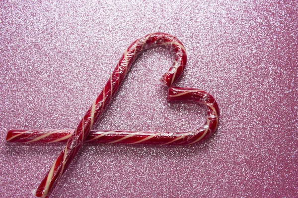 Presente de Natal.Cana de doces de Natal na forma de um coração.Presentes do dia dos namorados — Fotografia de Stock