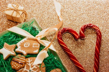 Noel hediyesi. Noel zencefilli bisküvilerinin hediye kutusunda bir sembolü..