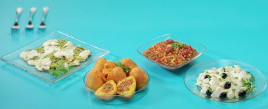 Piatti gastronomici su fondo azzurro