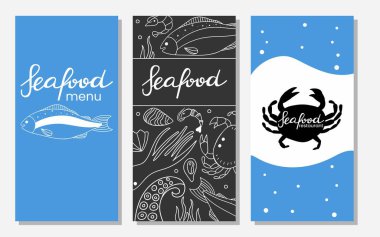 Deniz ürünleri koleksiyonu. Kafe, restoran menüsü kapağı, okyanus ürünleriyle dolu ilan ya da poster. Yengeç ve karides, balık, ahtapot dokunaçları çizgi vektör beyaz nesneler tebeşir tahtası tarzında siyah üzerine