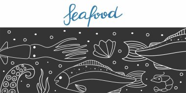 Deniz ürünleri karalama geçmişi. Kafe, restoran menüsü, broşür ya da okyanus ürünleriyle dolu poster. Yengeç ve karides, balık, istiridye ve ahtapot dokunaçları siyah üzerine beyaz nesneleri tebeşir tahtası tarzında çizerler.
