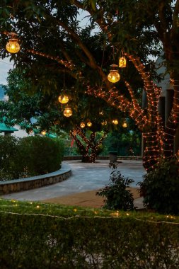 kurşun telli ve fenerli ışıklandırma