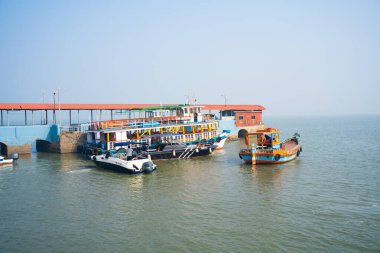 MUMBAI, MAHARASHTRA, INDIA, 9 Aralık 2024: Turistler feribot ile Hindistan 'dan Fil Mağaralarına seyahat ediyorlar. 