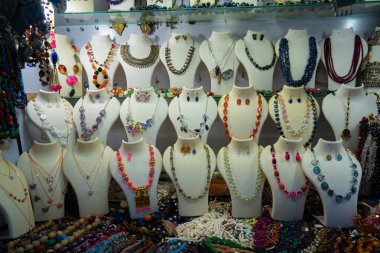 MUMBAI, MAHARASHTRA, INDIA, 9 Aralık 2024: Fil Mağaraları yerel pazarında turistlere oyuncak bebek ve geleneksel ürünler satan tedarikçi.